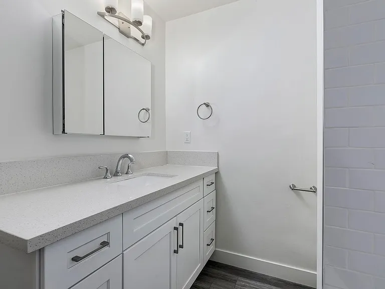 Addison Arms Apartments — Photo 19