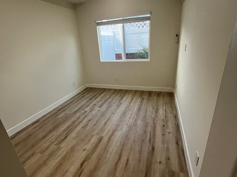 7435 Encino Ave — Photo 9