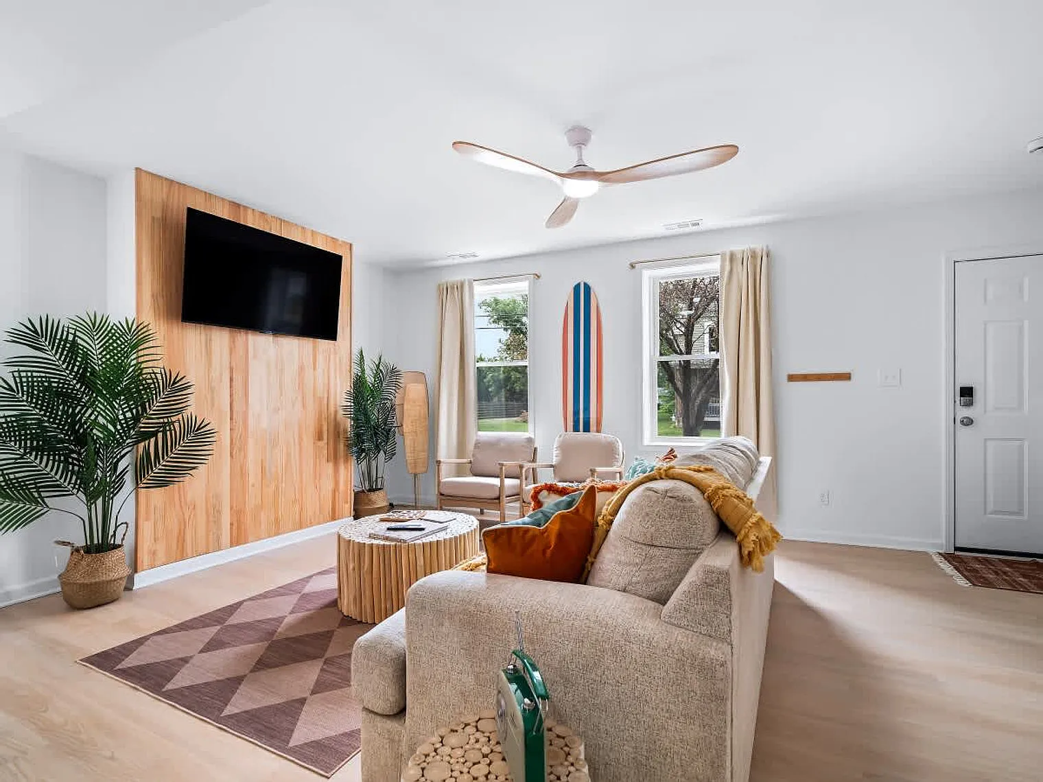 4 bed, 3.0 bath, 1151 sqft, $4,653 — Photo 1