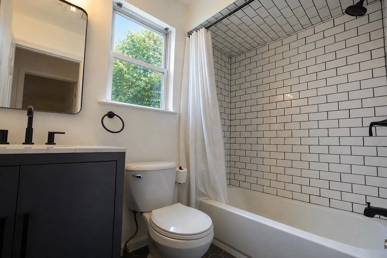 3 bed, 3.0 bath, $4,100 — Photo 2
