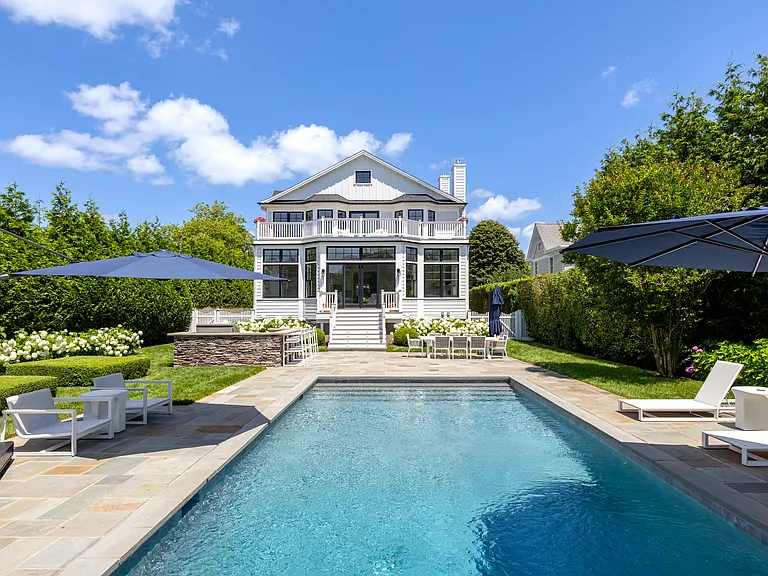13 Beach Ln — Photo 2