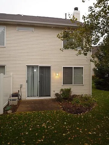 3 bed, 2.5 bath, 1523 sqft, $2,300 — Photo 3
