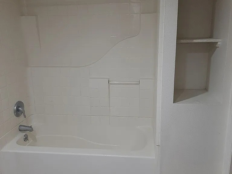 College Housing - 4 bedrooms — Photo 24