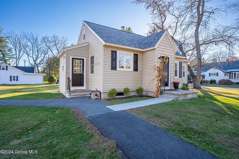 3rd image of 11 Viewland Avenue