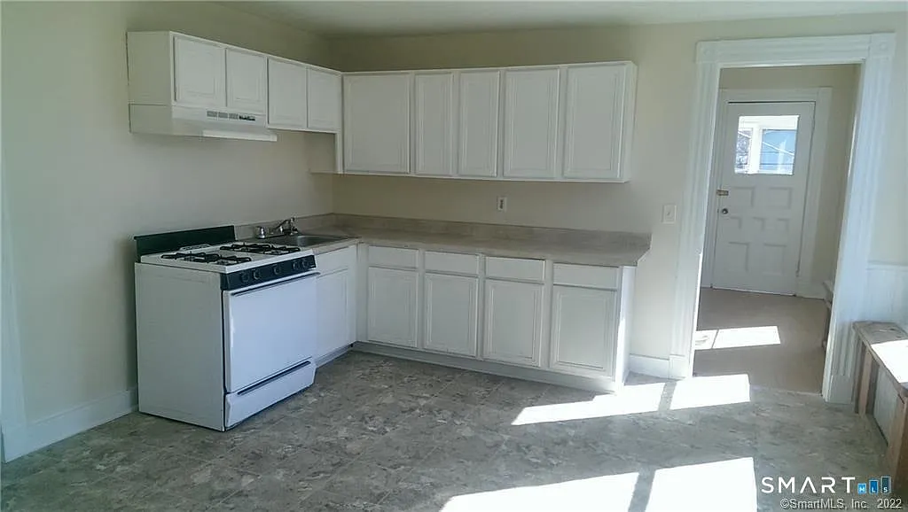 5 bed, 1.5 bath, 1883 sqft, $2,500 — Photo 3