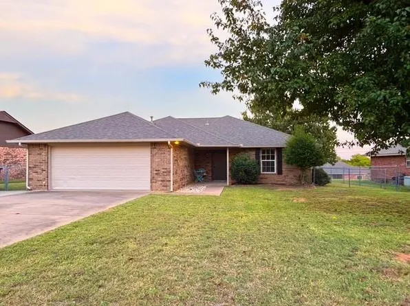 3011 Heatherwood Dr, Chickasha, OK 73018