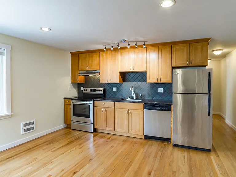 2211 Franklin Ave E — Photo 3