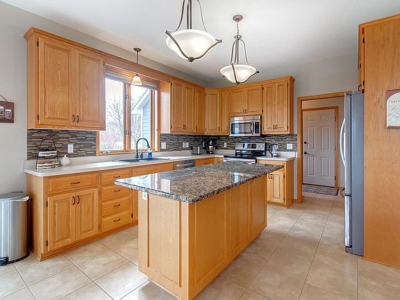 4th image of 406 Singing Hills Dr SE