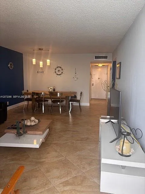 Sea Air Towers Condo — Photo 4