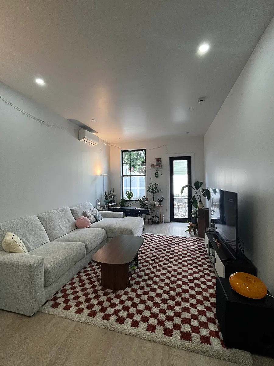 Building Photo - 587 Onderdonk Ave #1R