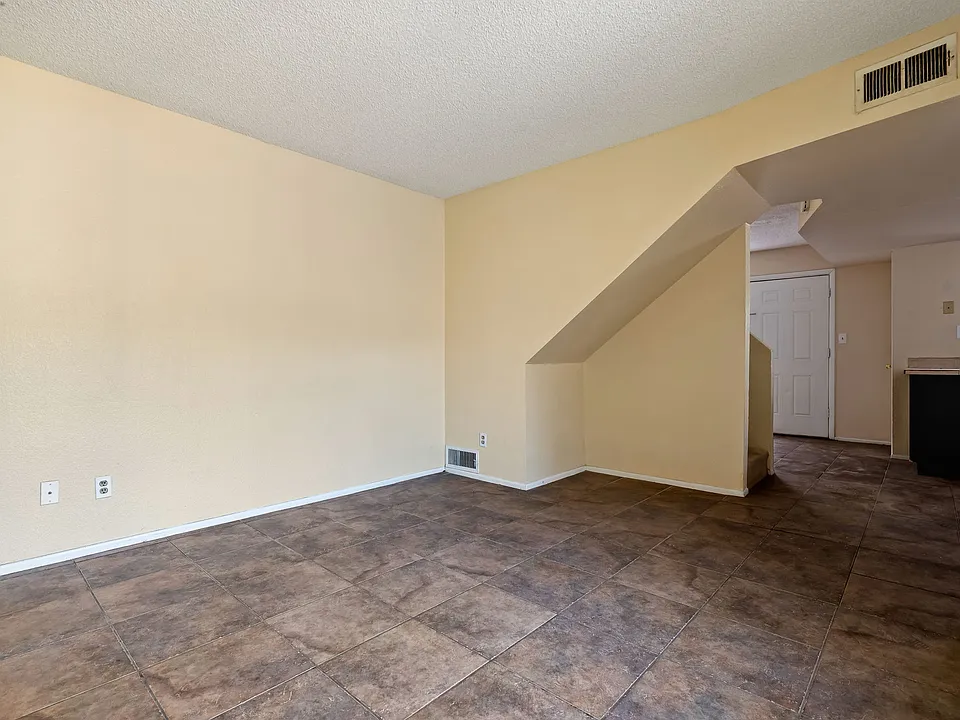 5-web-or-mls-1742 E Pepper Cir Apt 4--2_12132024