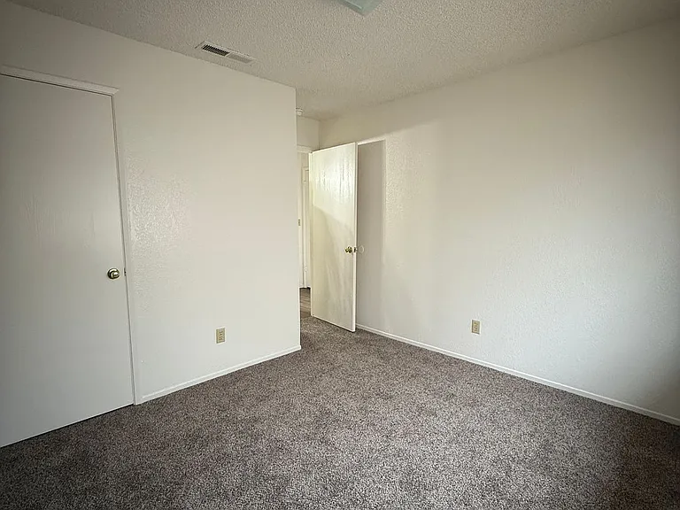 518 E Granger Ave — Photo 7