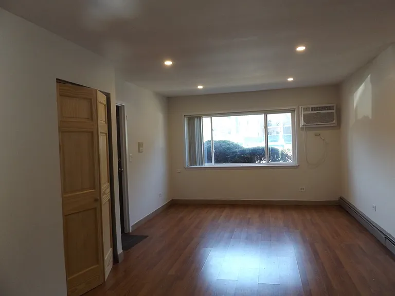 710 W Huntington Commons Rd #1B — Photo 5