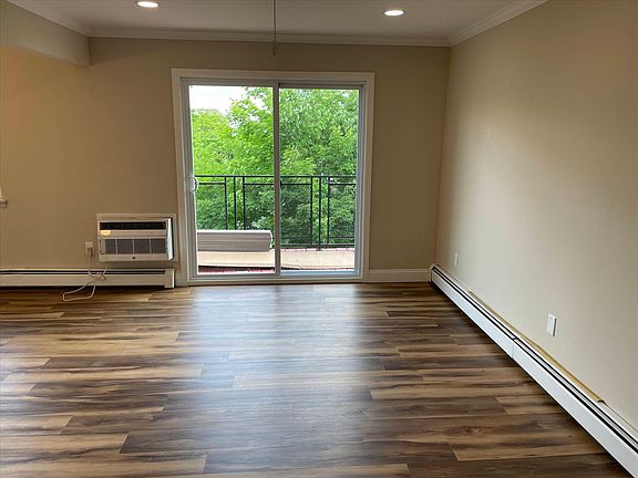 5th image of 271 King St