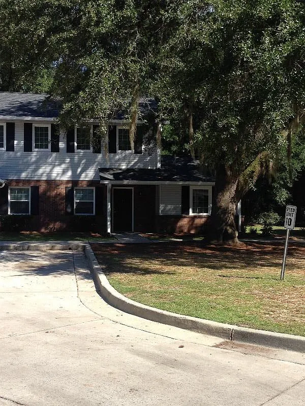 Logan Lane — Photo 2