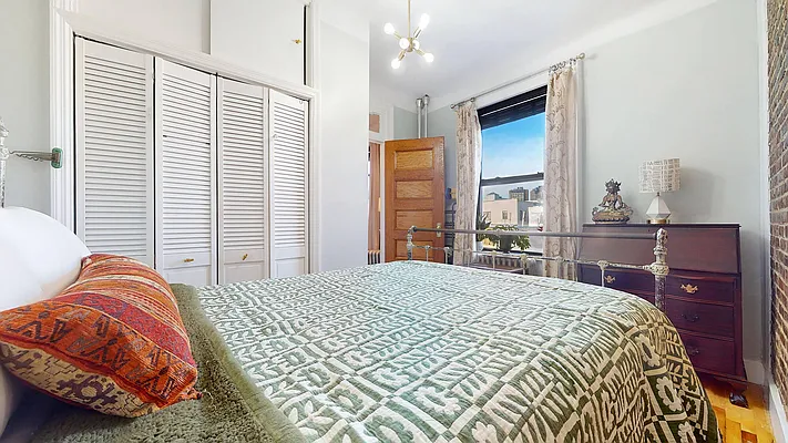 Sold by Bizzarro Agency | media 10