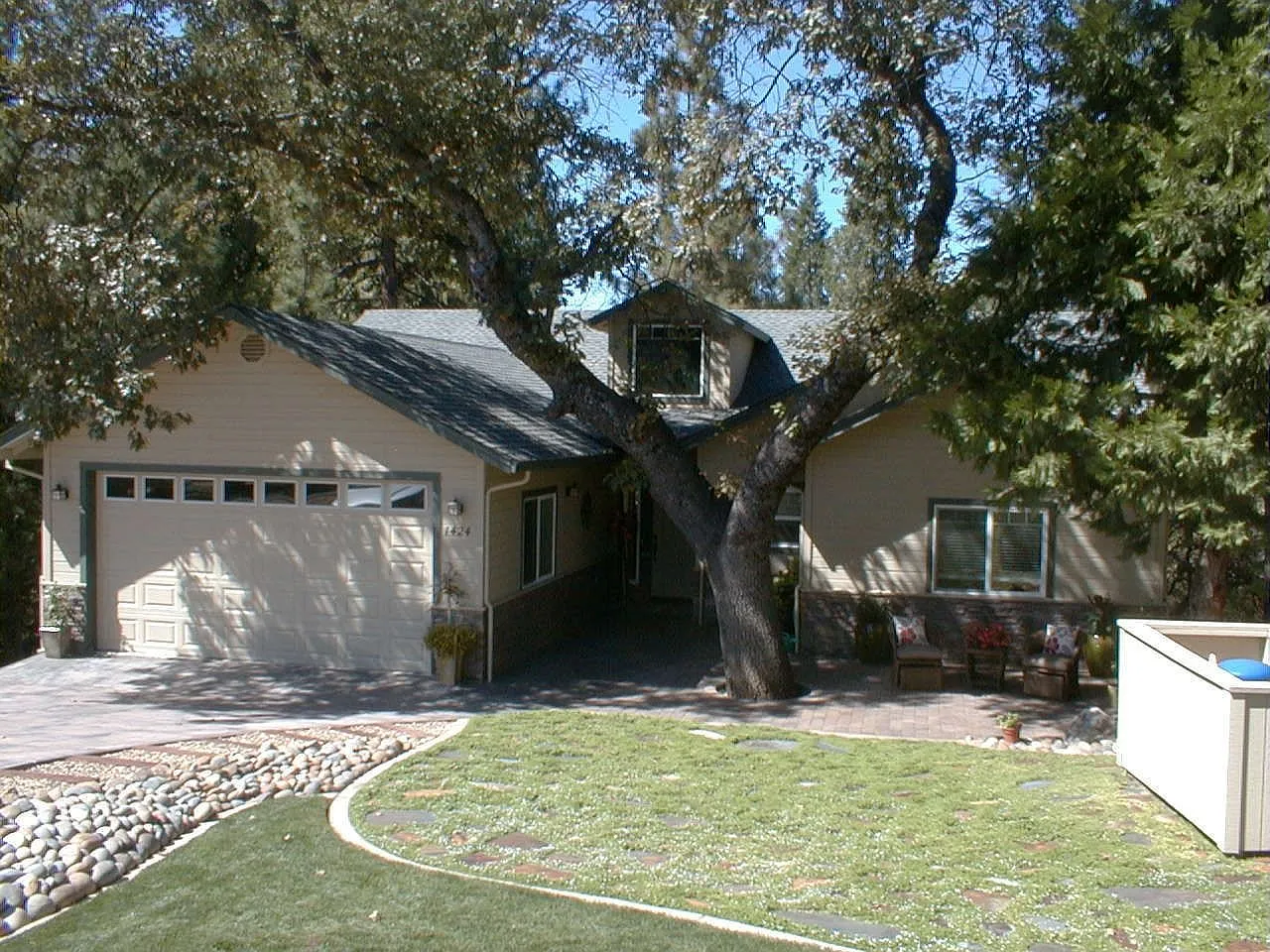 1424 Sandalwood Dr photo 1