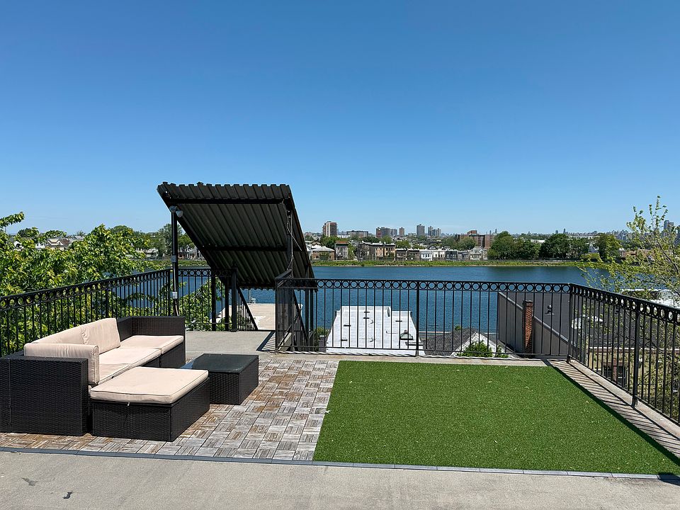 Private Terrace. Facing the reservoir and city views.