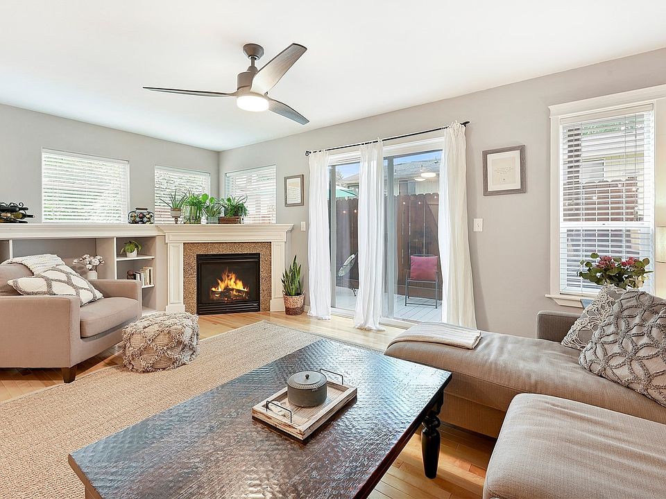 Cozy gas fireplace, built ins and ceiling fan make this space just perfect!>