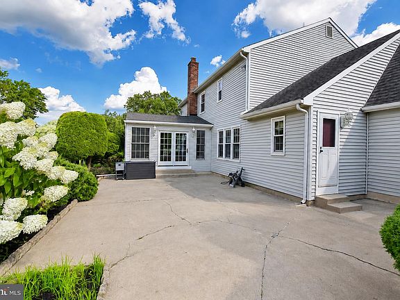 5th image of 24 Jamie Dr