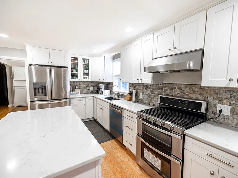 384 Walnut St — Photo 7
