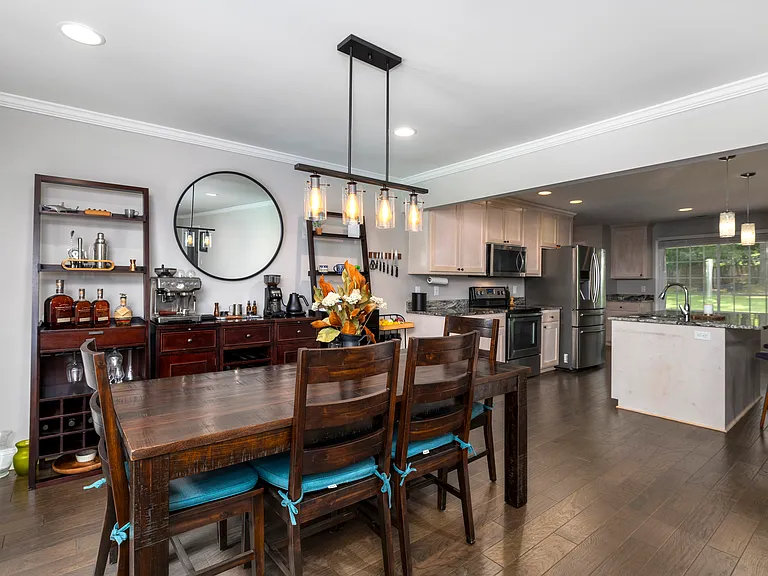 909 Club Ln — Photo 7