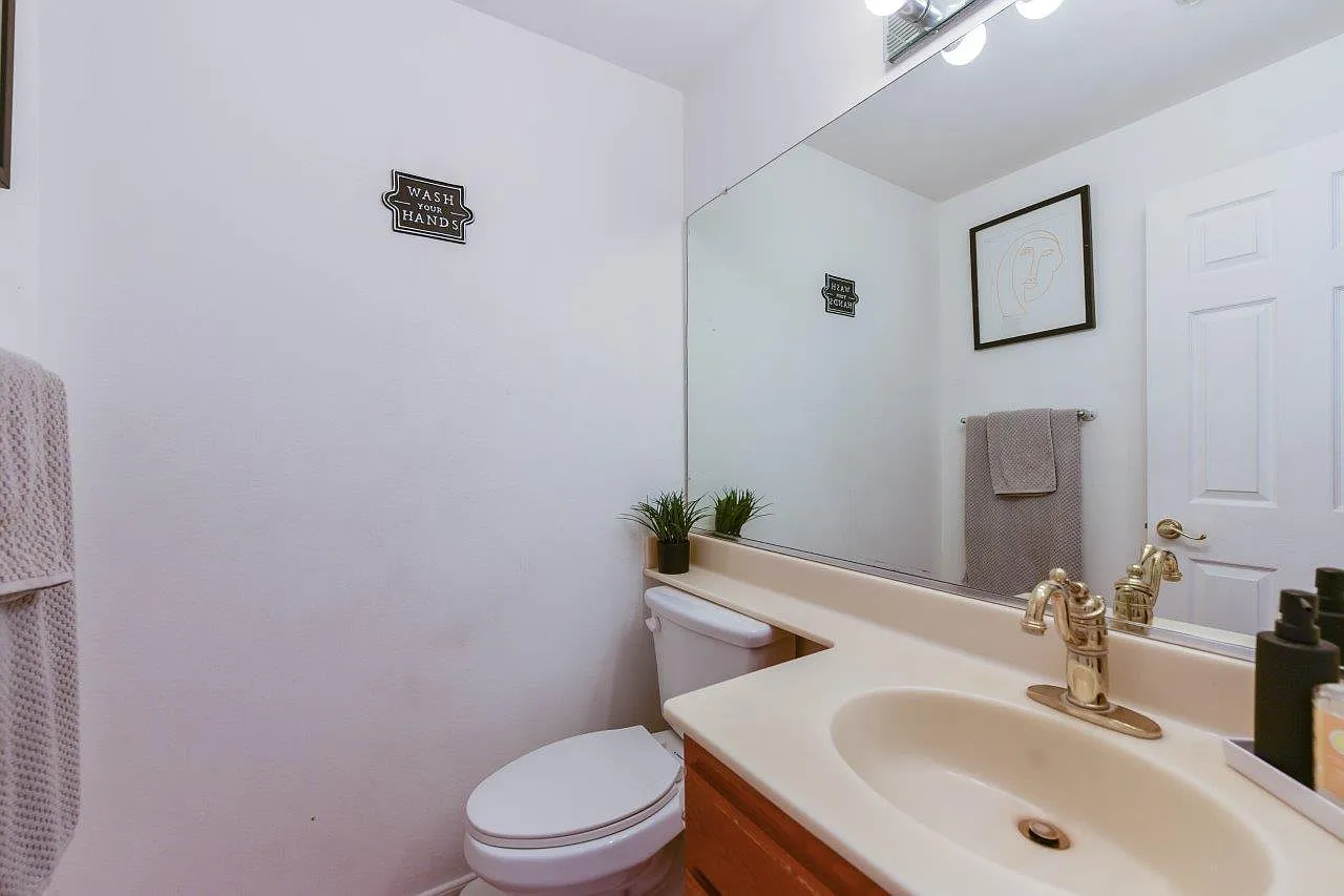 3 bed, 2.5 bath, 1400 sqft, $3,750 — Photo 2