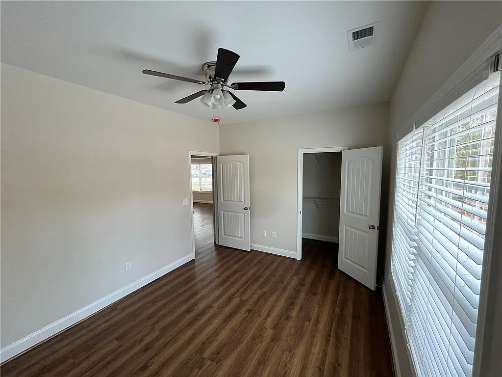 Building Photo - 104 Oak Ln