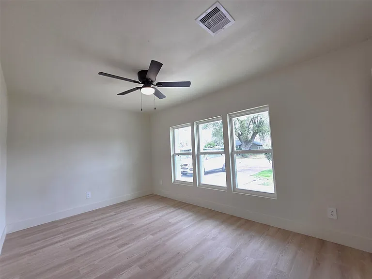 4607 Englewood St — Photo 22