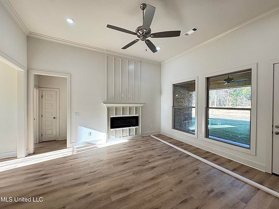 3rd image of 221 New Haven Ln