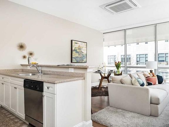 3rd image of 2040 Market St APT 811
