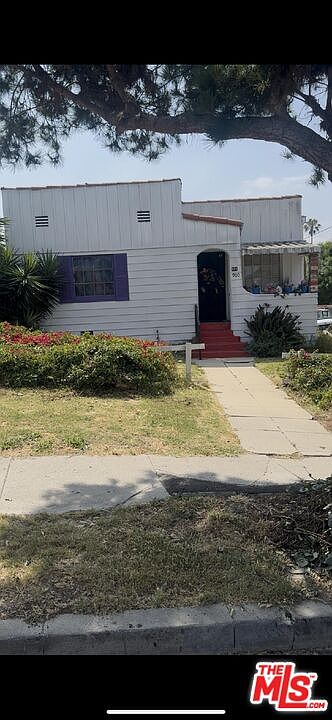 1st image of 900 E 65th St