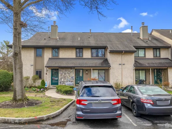 127 Hampshire Dr, Plainsboro, NJ 08536