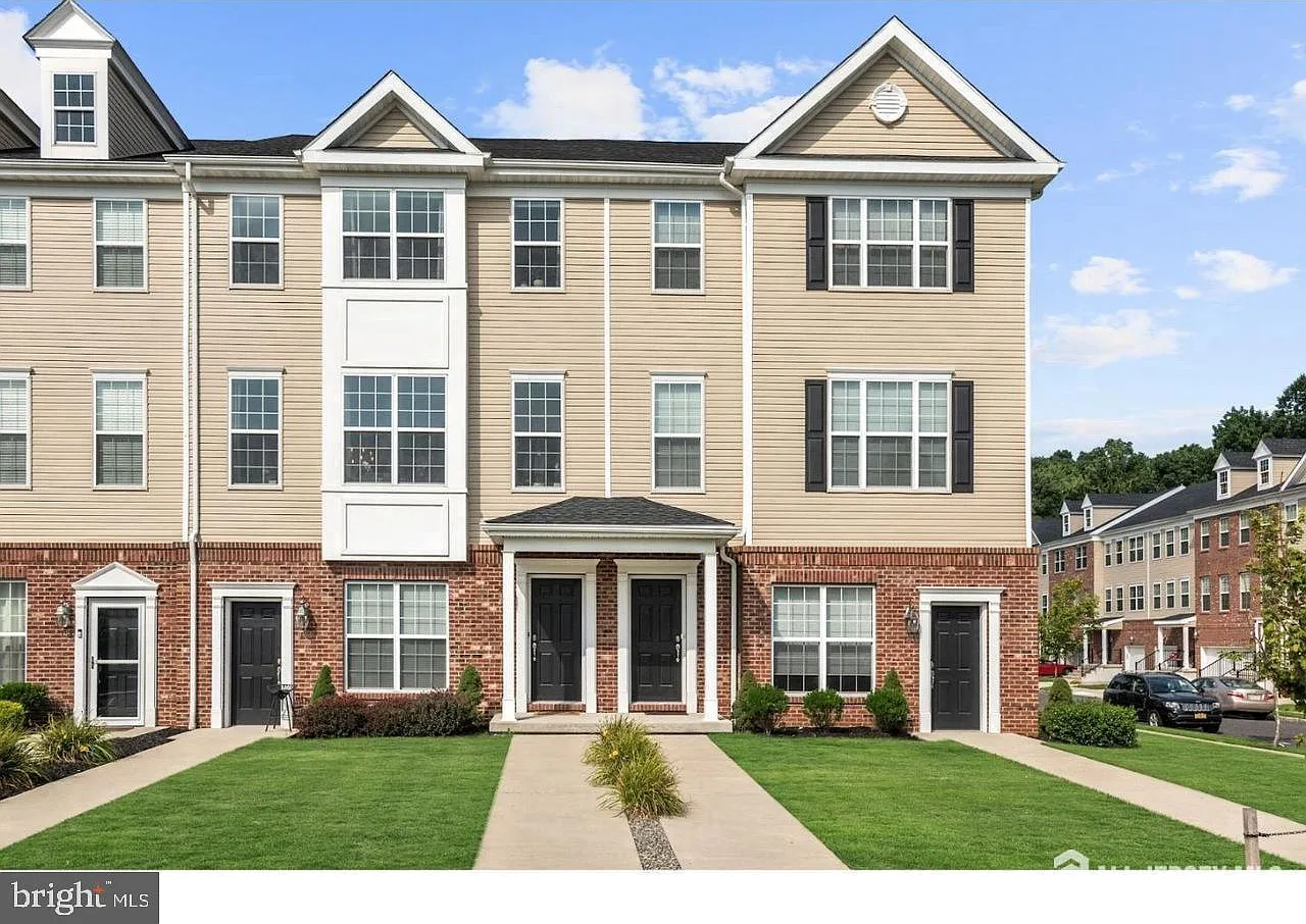 3 bed, 2.5 bath, 1944 sqft, $2,999 — Photo 1