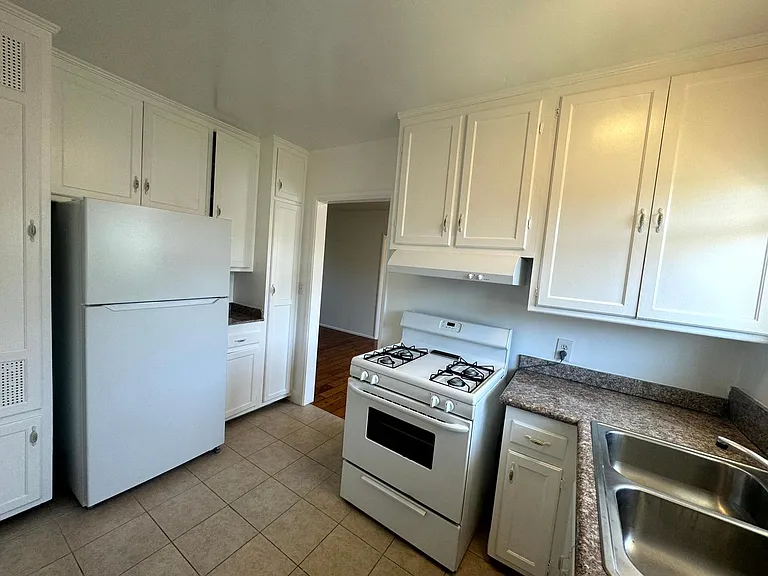 1935 Cloverfield Blvd — Photo 36