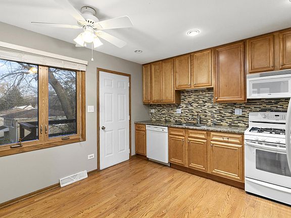 3rd image of 595 Dawn Ct