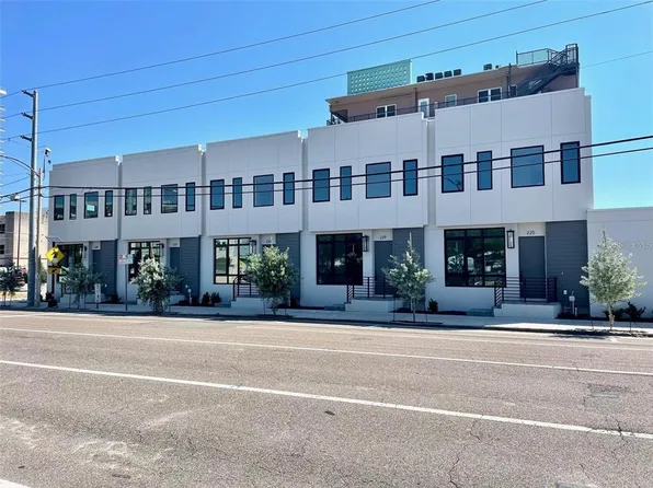 225 8th St N, Petersburg, FL 33701