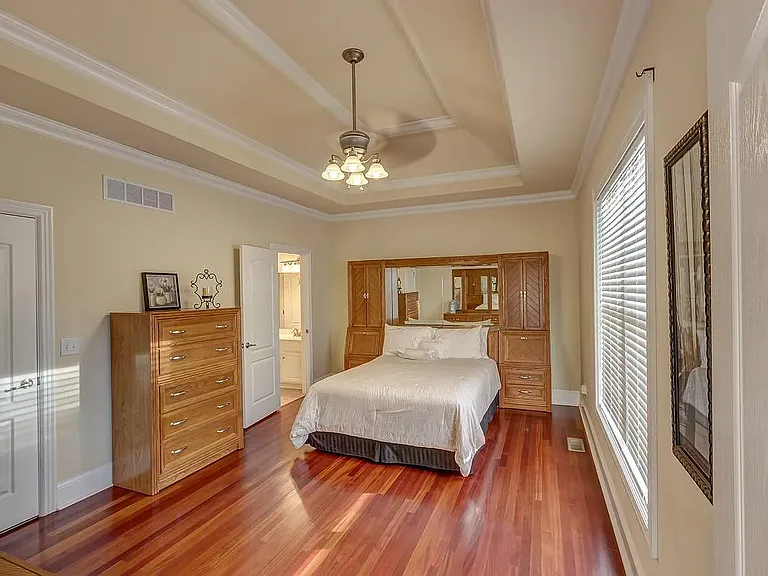 909 Village Green Ave — Photo 14
