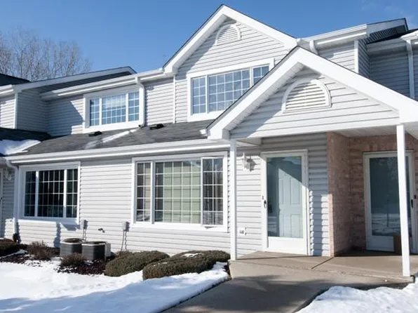 10320 W Whitnall Edge Cir, Franklin, WI 53132