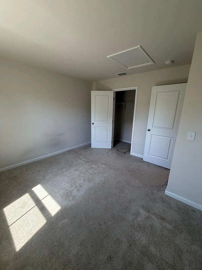 3 bedroom home with 1 car garage available now! — Photo 3