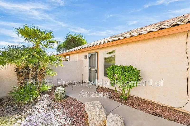 1381 S Yucca Pl