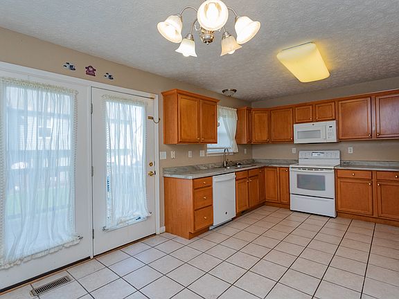 4th image of 1940 Ellison Dr