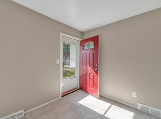 27034 Clarpointe Dr, Warren, MI 48088