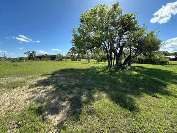 47 Airport Dr, Bandera, TX 78003