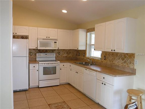 5th image of 2832 Saybrook Ave