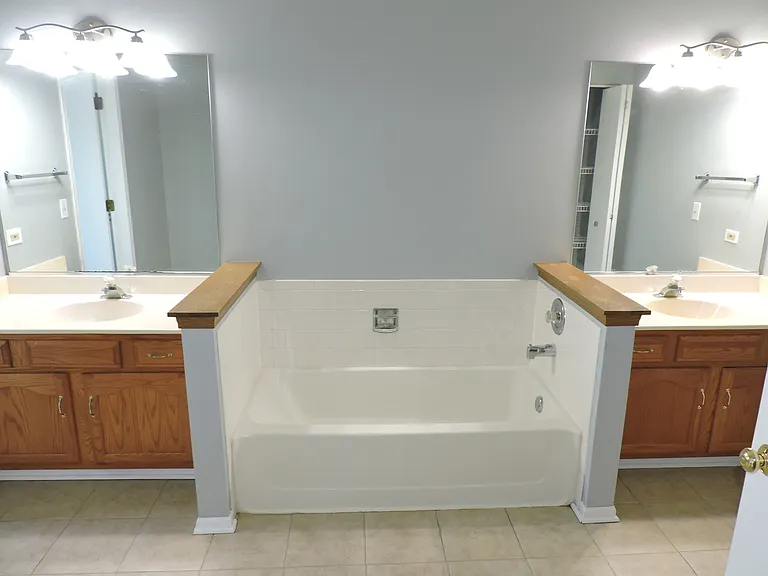 121 Hampton Ave — Photo 18