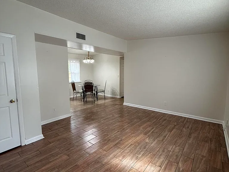 909 La Marche Dr — Photo 10