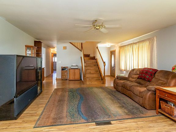 4th image of 610 Flagstaff Ln