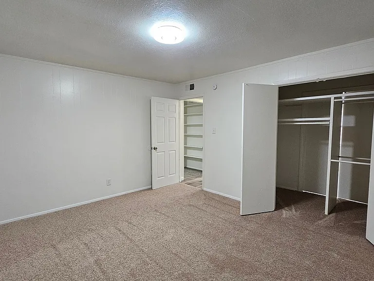 2420 Louise St — Photo 35