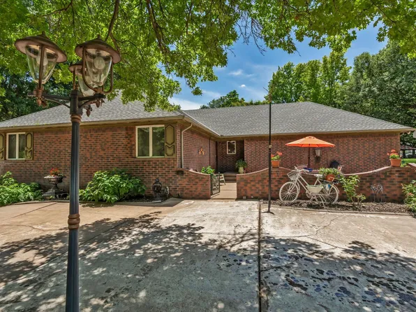 8945 Woodside St, Haysville, KS 67060